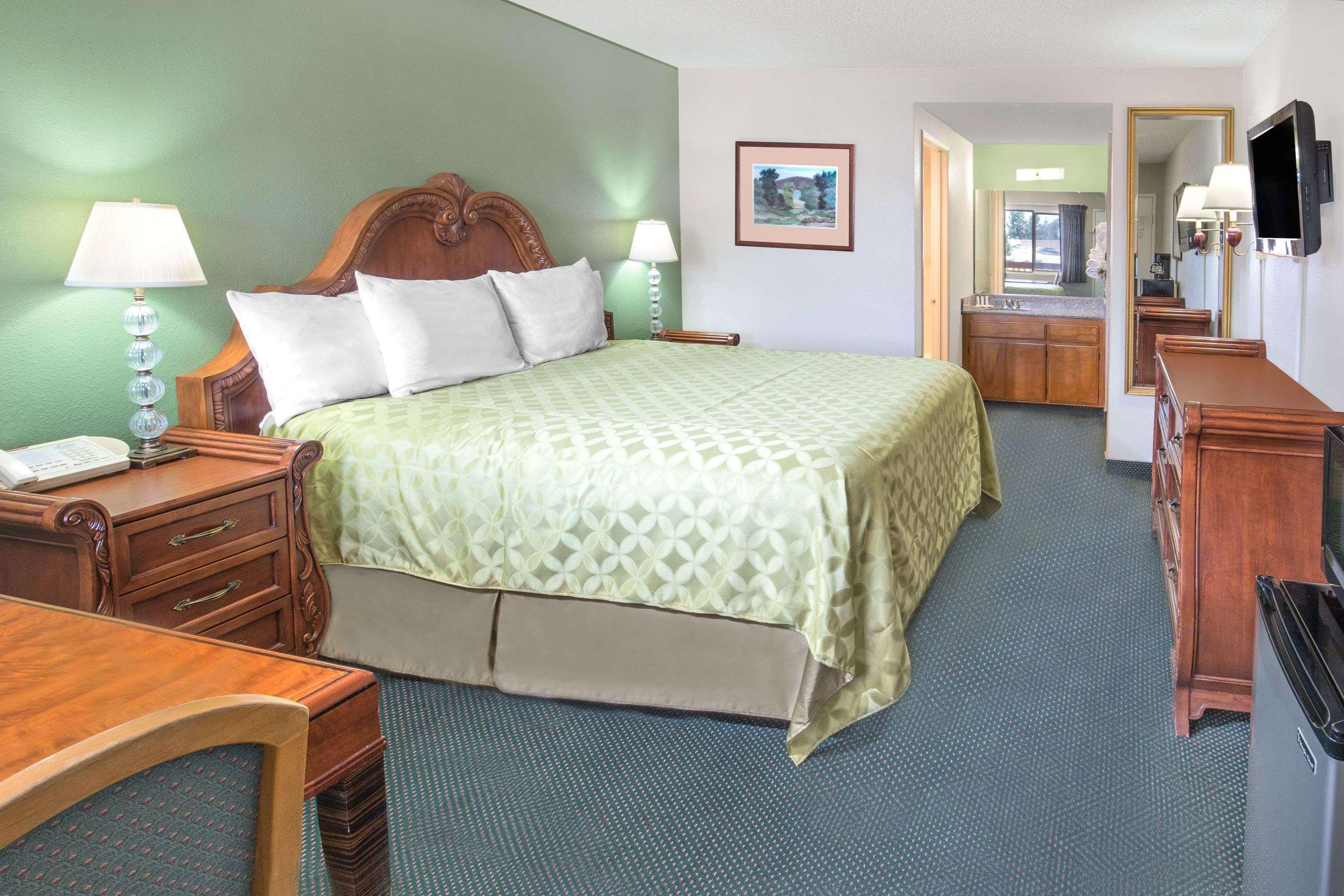 Days Inn By Wyndham Ontario Airport Exterior photo