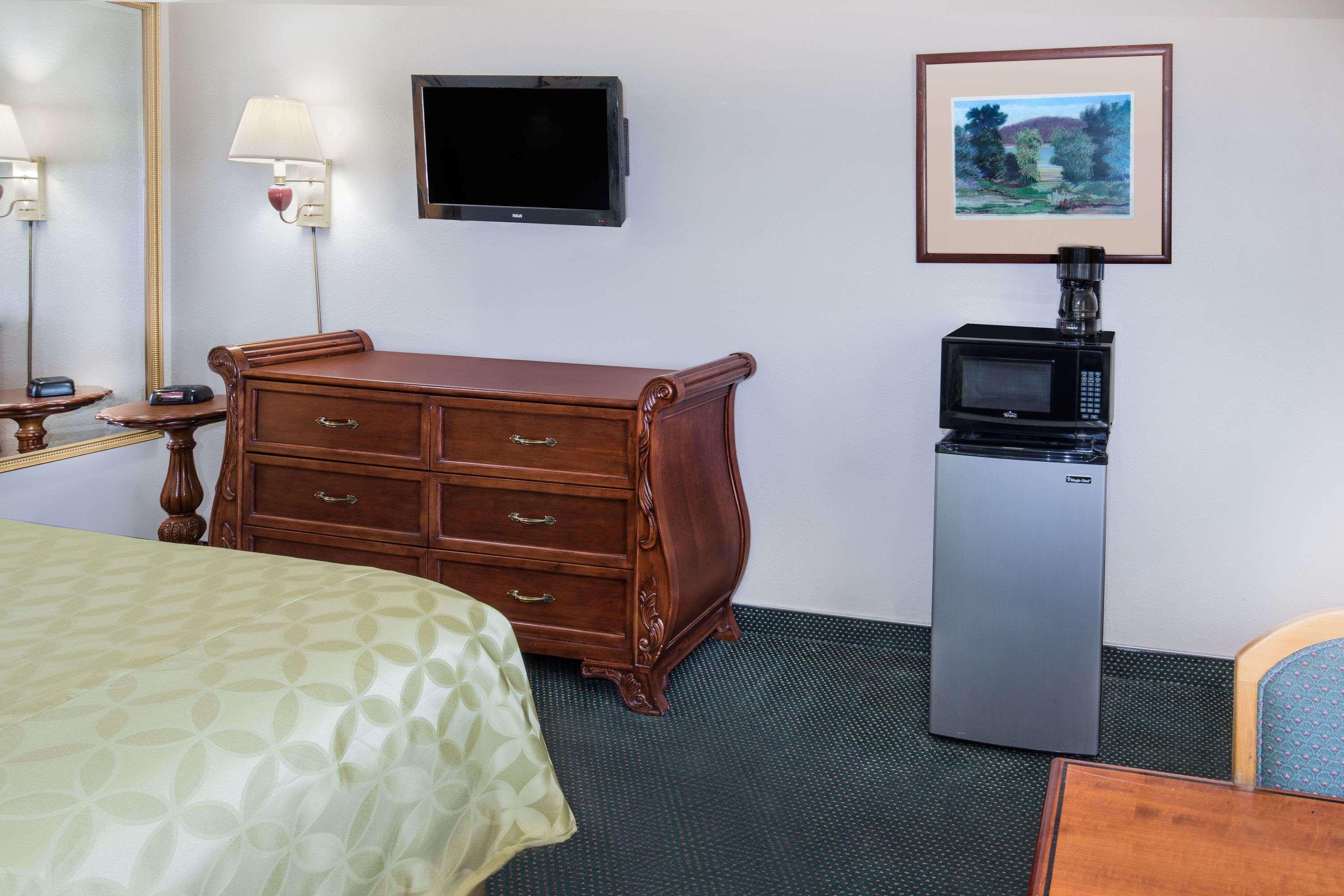 Days Inn By Wyndham Ontario Airport Exterior photo