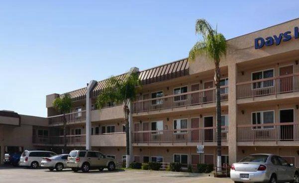 Days Inn By Wyndham Ontario Airport Exterior photo